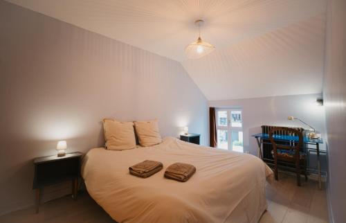 a bedroom with a bed with two baskets on it at Gîtes Fixey 1 et 2 in Fixin