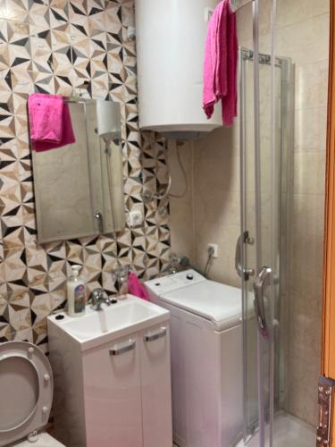 Un baño con inodoro, lavabo y ducha. en Luks MM 5, en Pančevo