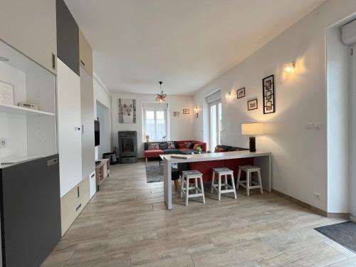 une cuisine et un salon avec une table et des chaises dans l'établissement Le batelier du lac, à Gérardmer