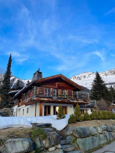 a log cabin in the mountains with snow at Chalet Les Moulins 5 chambres cheminée piscine sauna parking privé in Verbier