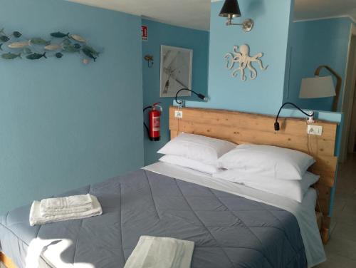 Una cama o camas en una habitación de La Calata