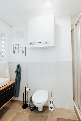 Bilik mandi di ArVia Living - Ferienwohnung in Altmünster, zentrale Lage, 7 Min Gehweg zum Traunsee, Küche, gratis Parkplatz & WLAN