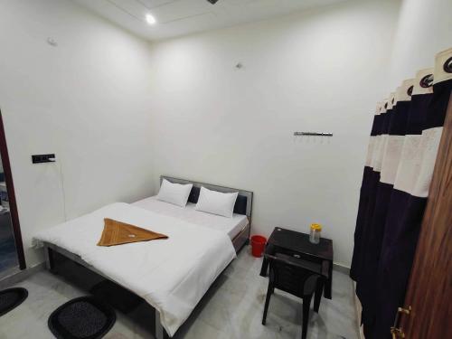 Giường trong phòng chung tại Hotel O by OYO Avantika Palace