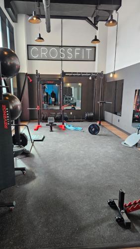 een sportschool met verschillende fitnessapparaten in een ruimte bij Dream Apartment in Longueuil