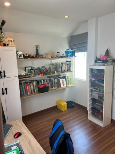 Perpustakaan di vila ini