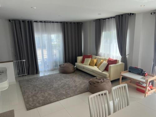 Ruang duduk di Villa PalmSprings