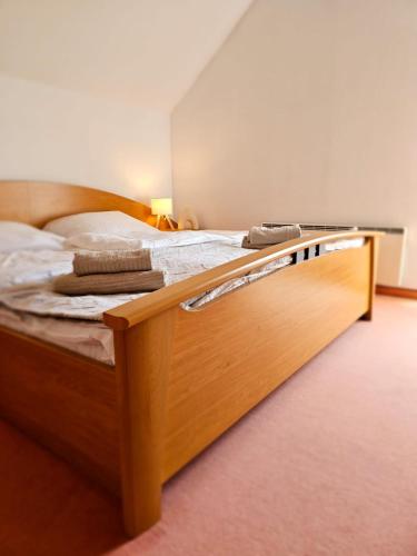 a wooden bed with two towels on top of it at Villa Sara - Wörtherseeblick, Sauna, Panoramaterrasse in Sankt Bartlmä