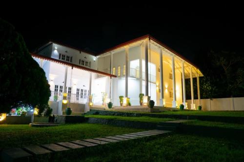 Κήπος έξω από το The Heavens Bungalow Katunayake
