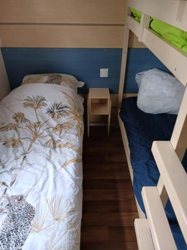 Ce lit se trouve dans un dortoir doté de lits superposés. dans l'établissement mobil home 150 chez Valérie, à La Roque-dʼAnthéron