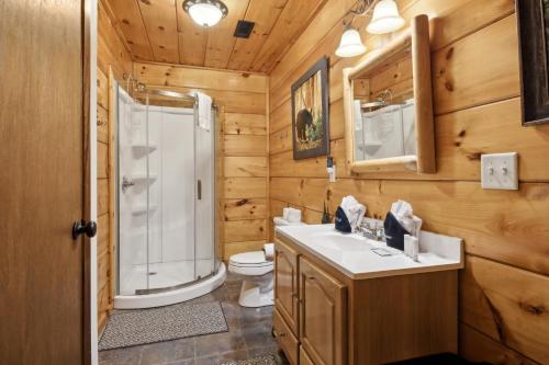 ein Badezimmer mit Dusche, Waschbecken und Toilette in der Unterkunft Secluded Cubs Den Retreat in Wears Valley Sleeps 10 Hot Tub Pool Table Dog Friendly in Sevierville