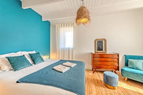 - une chambre bleue avec un lit et une chaise bleue dans l'établissement Villa Léonie Kerlouan, à Kerlouan