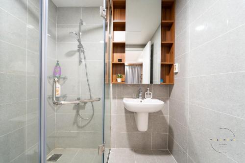 Koupelna v ubytování Elegant 2 bedroom- good location- yolohomesaigon- terra