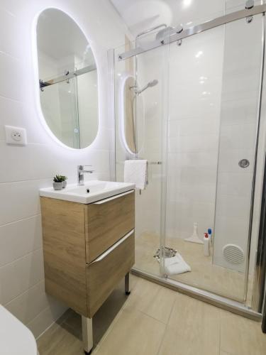 une salle de bain avec un lavabo et une douche dans l'établissement Cannes, Sea View, Beach Access, 3-Bedroom Apartment, 100 m2, 3 Bathrooms, Sleeps 6, 100 meters from Beach, à Cannes