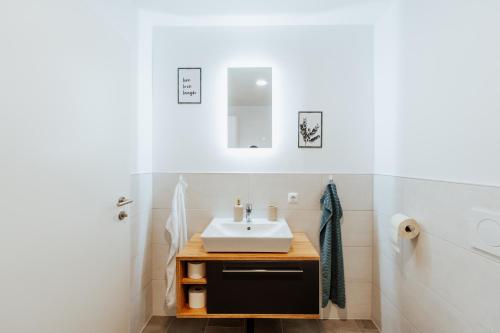 Bilik mandi di ArVia Living - Ferienwohnung in Altmünster, zentrale Lage, 7 Min Gehweg zum Traunsee, Küche, gratis Parkplatz & WLAN