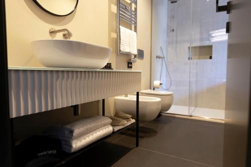 Koupelna v ubytování Adaram Suites