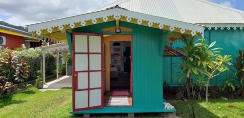 a small house with a green and red door at "Terevaa" 4 in Fare