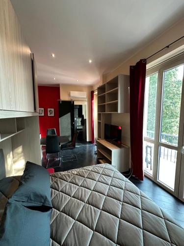 Un dormitorio con una cama grande y una sala de estar. en Casa Gran Madre, en Turín