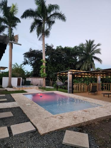 Piscina a Rainforest Serenity Home o a prop