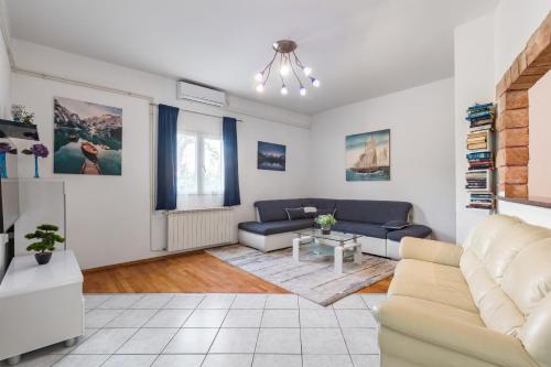 a living room with a couch and a table at Sweet Dreams in Sutivan