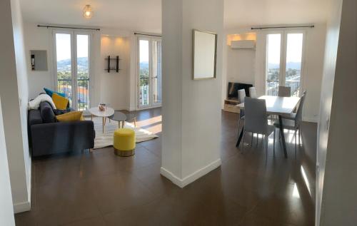 un salon avec un canapé et une salle à manger dans l'établissement Appartement très lumineux saint barnabe, à Marseille