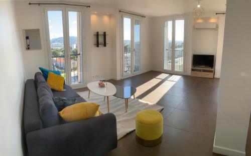 un salon avec un canapé et une table dans l'établissement Appartement très lumineux saint barnabe, à Marseille