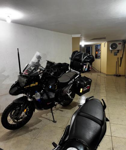 a black motorcycle parked in a room with a room at Mini Suite en el centro de la ciudad in Macará