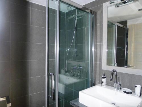 une salle de bain avec une douche, un lavabo et un miroir dans l'établissement Appartement cosy, design, rénové, en centre-ville avec grande chambre à Courchevel Moriond - FR-1-563-44, à Courchevel