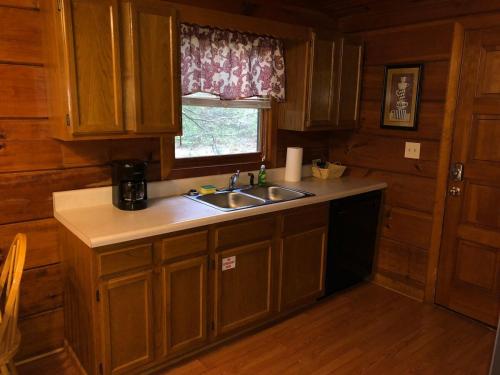een keuken met een spoelbak en een raam bij Great Cabin with a View close to Dollywood! in Sevierville