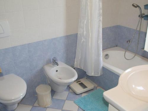 a bathroom with a toilet and a bidet and a sink at Casa Elisio OG Innamorata, Elba in Palazzo