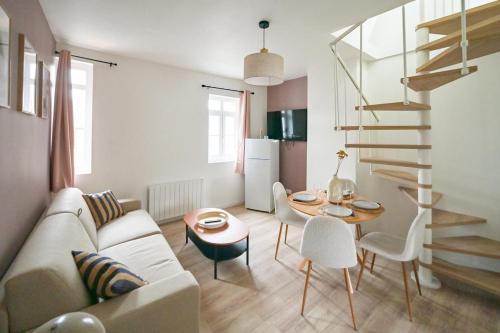 Stylish duplex - 250m beach - NEW