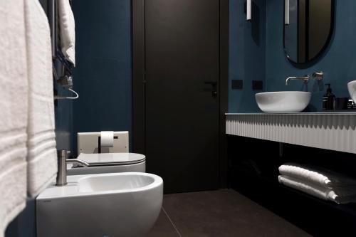 Koupelna v ubytování Adaram Suites