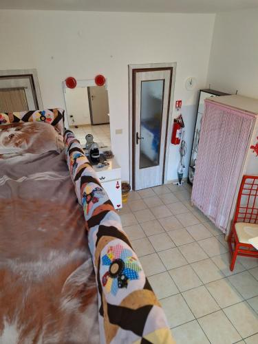 a long blanket on a bed in a room at Tiny Torbiera in Val di Chy
