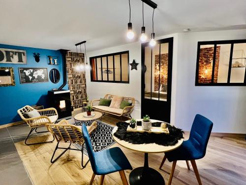 un salon avec une table et des chaises dans l'établissement Le loft 62 opale des mers plage parking, à Calais