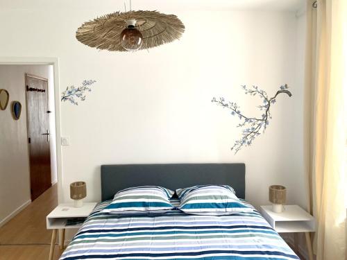 une chambre avec un lit avec une couette bleue et blanche dans l'établissement Le Petit Nid, à Longwy