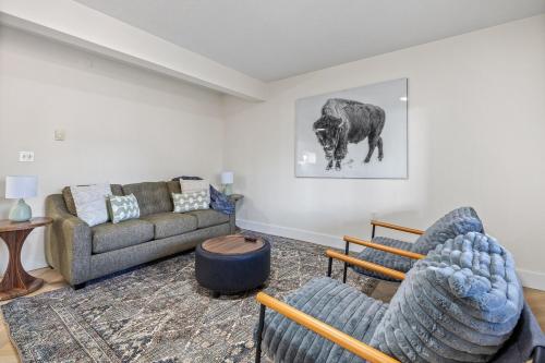 Χώρος καθιστικού στο Buffalo Roam - Hot Tub & Nature in Town