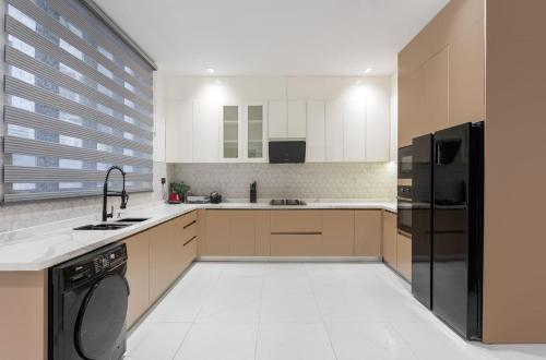 kuchnia z lodówką i zmywarką w obiekcie Modern Havens w mieście Lekki