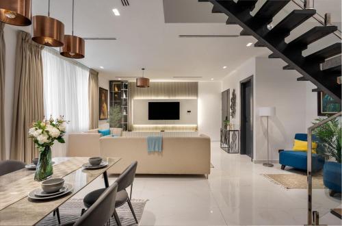salon ze stołem i kanapą w obiekcie Modern Havens w mieście Lekki