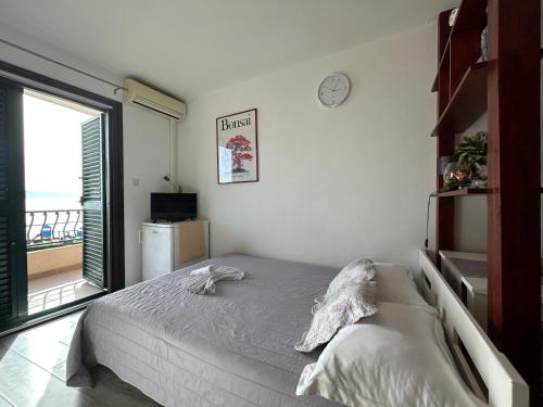 Posteľ alebo postele v izbe v ubytovaní Seafront Studio Apartment+Balcony