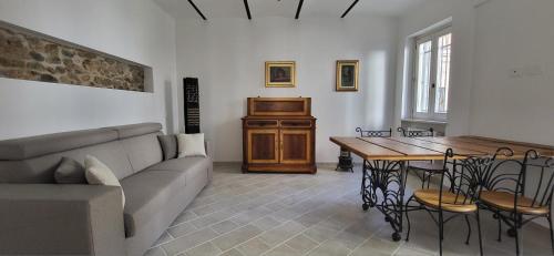 a living room with a couch and a table at Al Vicoletto Varese in Gazzada