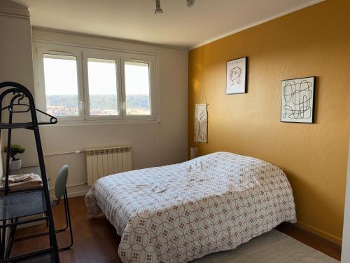 - une chambre avec un lit, une échelle et deux fenêtres dans l'établissement Charme & Confort 3ch Parking, à Joeuf