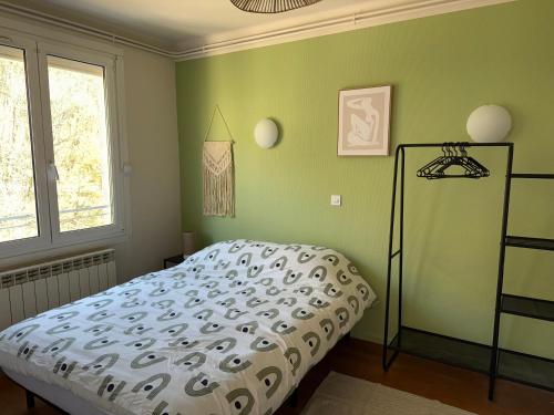 une chambre avec un lit et une fenêtre dans l'établissement Charme & Confort 3ch Parking, à Joeuf