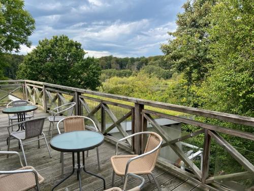 グリュックスブルクにあるFerienhaus Glücksburgのパティオ(テーブル、木製デッキの椅子付)