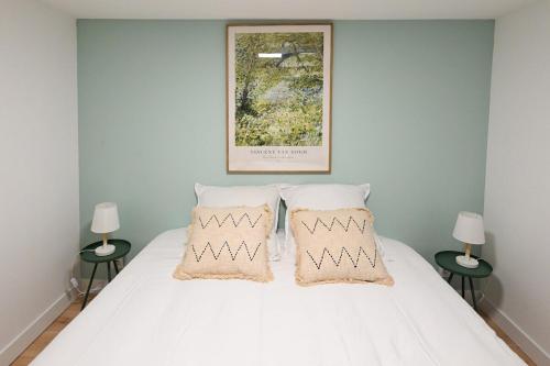 une chambre avec un lit blanc avec deux oreillers dans l'établissement La Niña - Parking Gratuit, à Fécamp