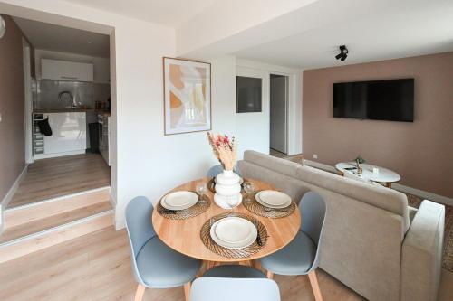 a living room with a table and a couch at La Niña - Parking Gratuit in Fécamp