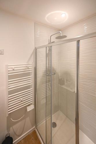 La salle de bains est pourvue d'une cabine de douche en verre. dans l'établissement La Niña - Parking Gratuit, à Fécamp