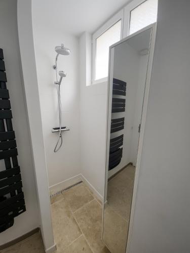 La salle de bains est pourvue d'un miroir et d'une fenêtre. dans l'établissement Le Temps Suspendu T2 with Air Conditioning, à Cavalaire-sur-Mer