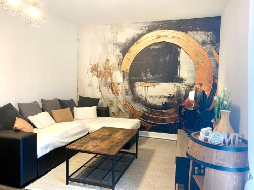 un salon avec un canapé et une table dans l'établissement Beau Duplex Audun le Tiche, à Audun-le-Tiche