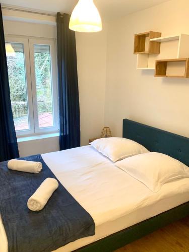 une chambre avec un lit avec deux oreillers dessus dans l'établissement Beau Duplex Audun le Tiche, à Audun-le-Tiche