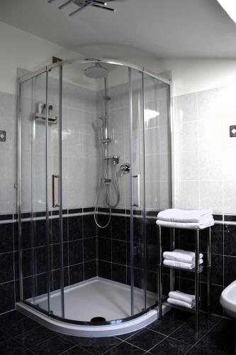 a bathroom with a shower with a glass enclosure at Monte Cucco B&B in Scheggia e Pascelupo