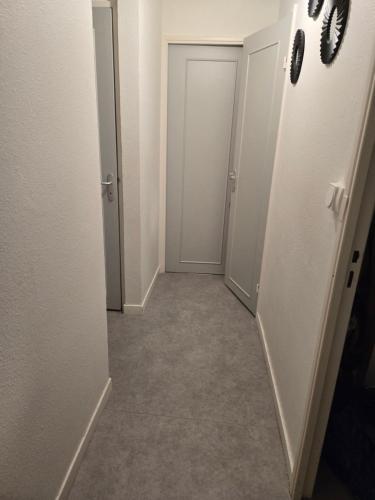 un couloir vide avec une porte dans une chambre dans l'établissement Chika, à Tours